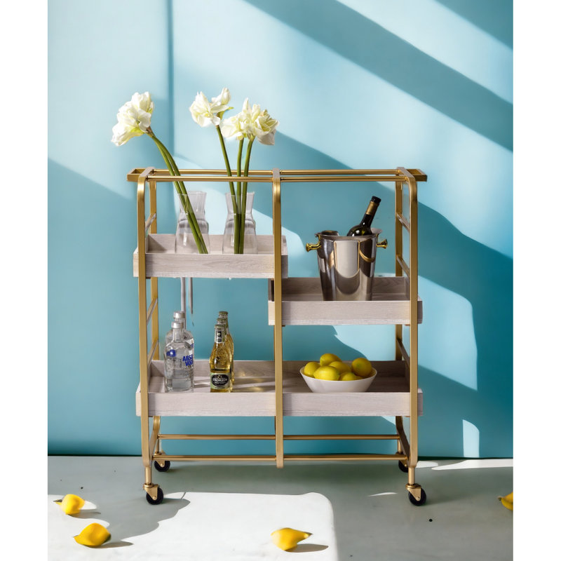 Chariot de service doré et blanc avec 3 compartiments ouverts et plateaux en bois sur cadre en métal tendance