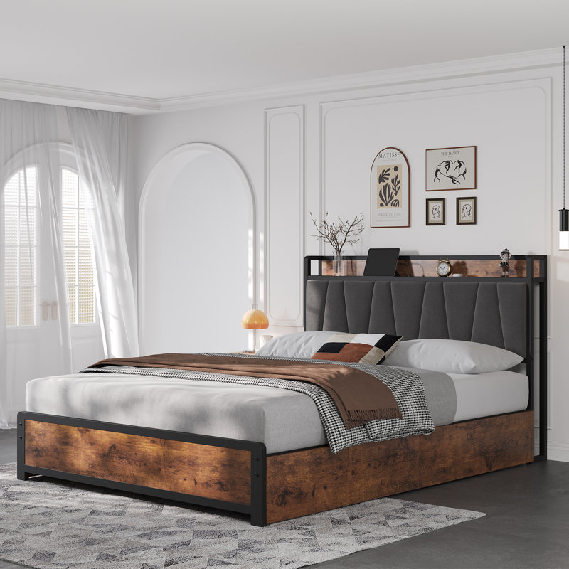 Structure de lit de taille KING avec station de charge et 4 tiroirs, lit plateforme tapissier avec tête de lit, lattes en métal robuste de 1000 lb, sans bruit, aucun sommier tapissier requis, assemblage facile