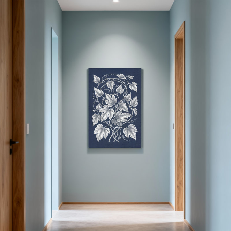 Plantes et fleurs de lierre entrelacées sur fond bleu foncé, H 48 po x l 32 po