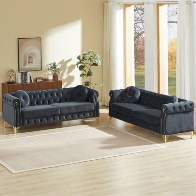 Canapé Chesterfield en velours avec deux coussins ronds, avec des clous en cuivre et des boutons capitonnés, avec des pieds en métal. La conception en boucle permet de suspendre des décorations.