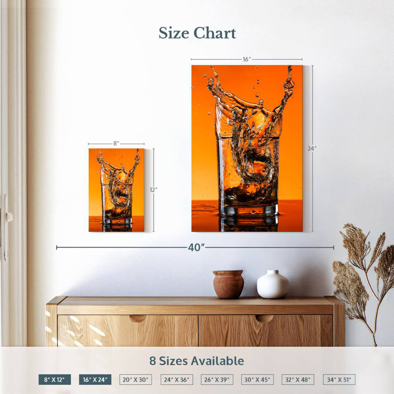 Yarlin whisky éclaboussant dans un verre, H 12 po x l 8 po