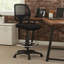 Tabouret de bureau pivotant avec accoudoirs en T Lem, repose-pieds, dossier linéaire en filet noir-137639199