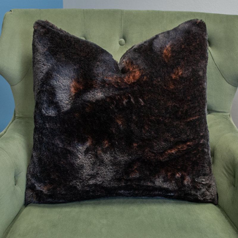 Coussin décoratif double face en fausse fourrure ours brun Thomas Collection® - Tailles assorties, 22" x 22"
