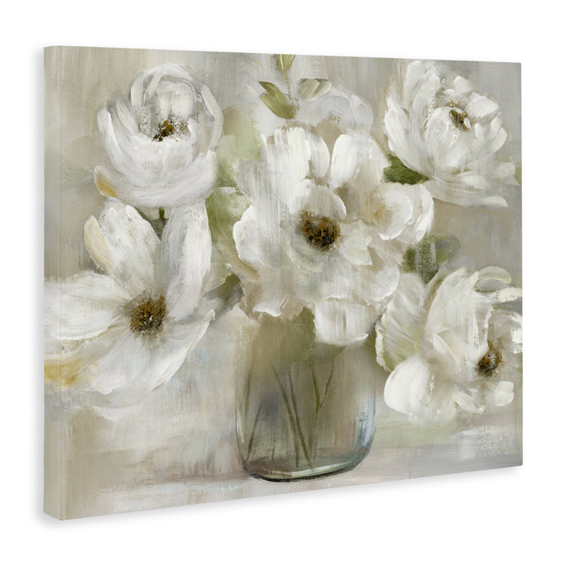 Doux pétales blancs dans un vase, design par Nan, H 24 po x l 30 po