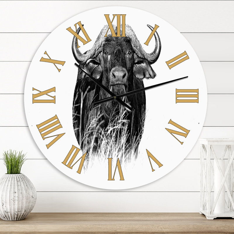 Portrait monochrome de Buffalo IV - Horloge murale de ferme, Moyen