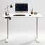 Bureau debout électrique blanc à hauteur réglable avec une longueur de 55 pouces et une largeur de 24 po, pour un environnement de bureau à domicile, mécanisme de levage stable à faible émission standard, mémoire programmable