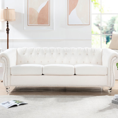 Fauteuil blanc à accoudoirs roulés de 83,79 po (213 cm). Conforme à la norme américaine TB117. Boucles de serrage profondes disposées en quinconce pour un ajustement uniforme. Pieds en bouleau avec revêtement protecteur facile à nettoyer. Intérieur en bois massif et contreplaqué.