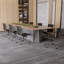 Fauteuil de bureau pivotant en cuir à dossier moyen avec accoudoirs et structure en aluminium-124066460