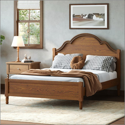 Grand lit plateforme en bois avec tête de lit et pied de lit, noyer, durable et élégant pour les chambres à coucher modernes