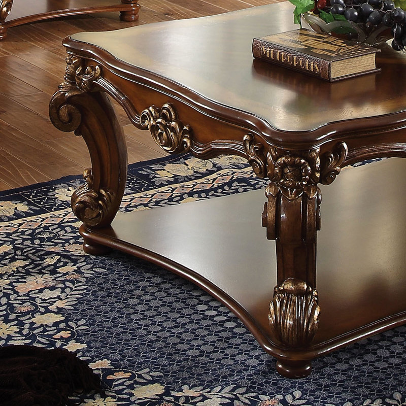 Table de bout carrée en cerisier pour la décoration et la salle à manger, avec tablette à volutes sur tablier, soutenue par des pieds, dimensions de salle à manger ou de décoration de 31 pouces, profondeur inférieure