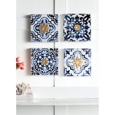 Tableau encadré bleu, blanc et or de 24 x 24 cm. Élégant et encadré, il s'intègre parfaitement à un salon et convient à un style éclectique. Composition : 95 % bois de sapin, 5 % papier. Poids : 2,3 kg. Dimensions : 24 x 24 x 4,3 cm. Motif abstrait. Convient aux intérieurs modernes.