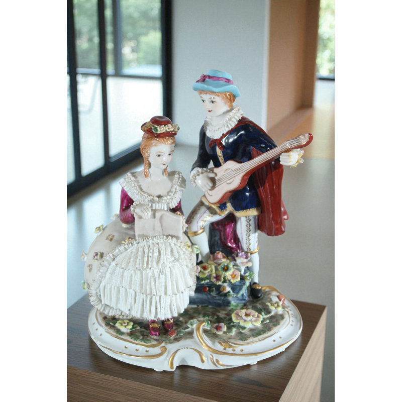 Figurine de couple romantique en porcelaine avec guitare et livre NIFao 11 po x 8 po x H 13 po