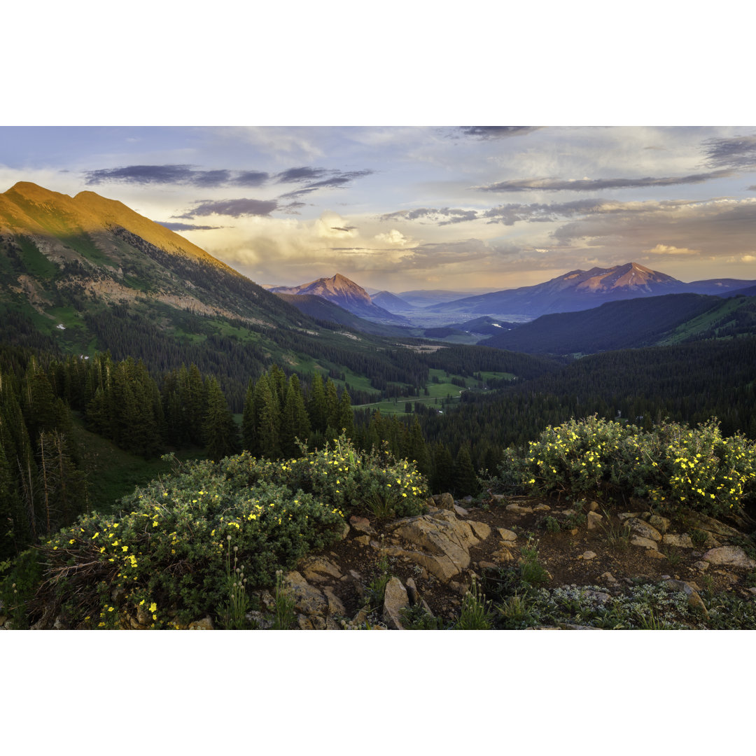 Schöner Sonnenuntergang am Berghang - Druck