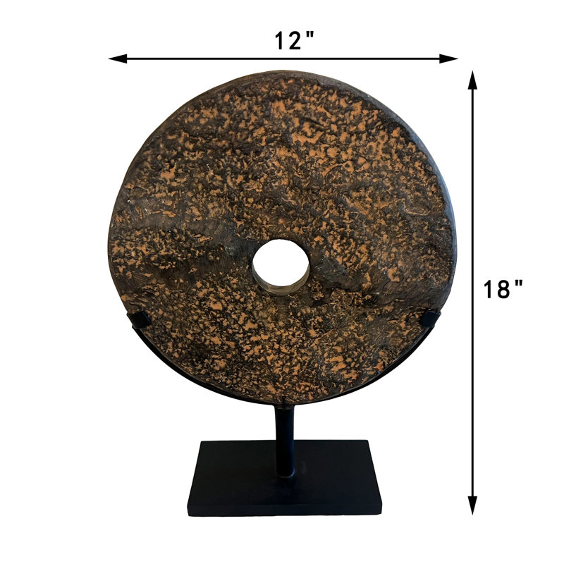 Env. Disque en pierre de lave de 18 po de hauteur avec support en fer, H 18 po x l 12 po x P 4 po