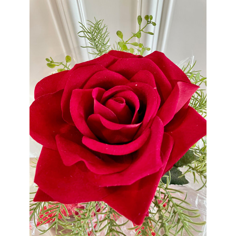 Centre de table thé pour deux roses dans un vase