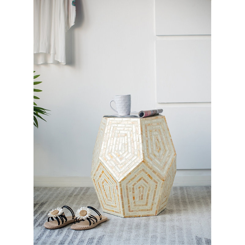 Tabouret hexagonal crème et jaune mesurant 18 po x 18 po x 21 po, avec incrustations, motifs de losanges, combinaison de couleurs de table d'appoint ou utilisée, marques décoratives, fonctionnement