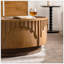Table basse ronde moderne en bois avec relief fabriqué à la main et piédestal robuste pour les salons et les appartements