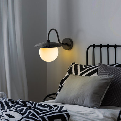 Élégante lampe murale noire avec corps en métal, 8,7 x 14,2 x 11,4 pouces | Couvercle en verre 5,9 po, plaque de base de 3,9 po x 0,8 po | Douille E14 (40 W maximum, ampoule non incluse) | Parfait pour un décor moderne, classé IP20