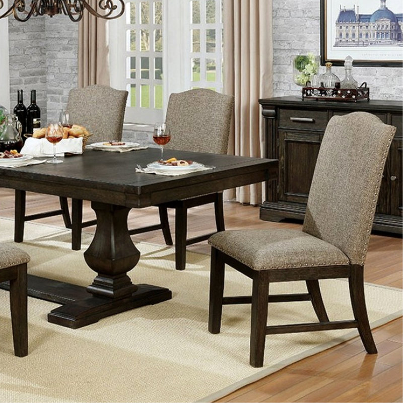 Meuble de salle à manger moderne en bois massif de 9 pièces et table extensible gris chaud avec rallonge amovible, dossier revêtu de tissu à 8 chaises, détails transitionnels, base à tréteaux, garniture cloutée