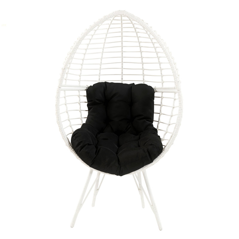 Chaise de patio noire et blanche avec coussin amovible