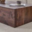 Table basse luxueuse en panneau de fibres à densité moyenne à grain de bois de noyer avec surface spacieuse et fonctionnalité de salon polyvalente.