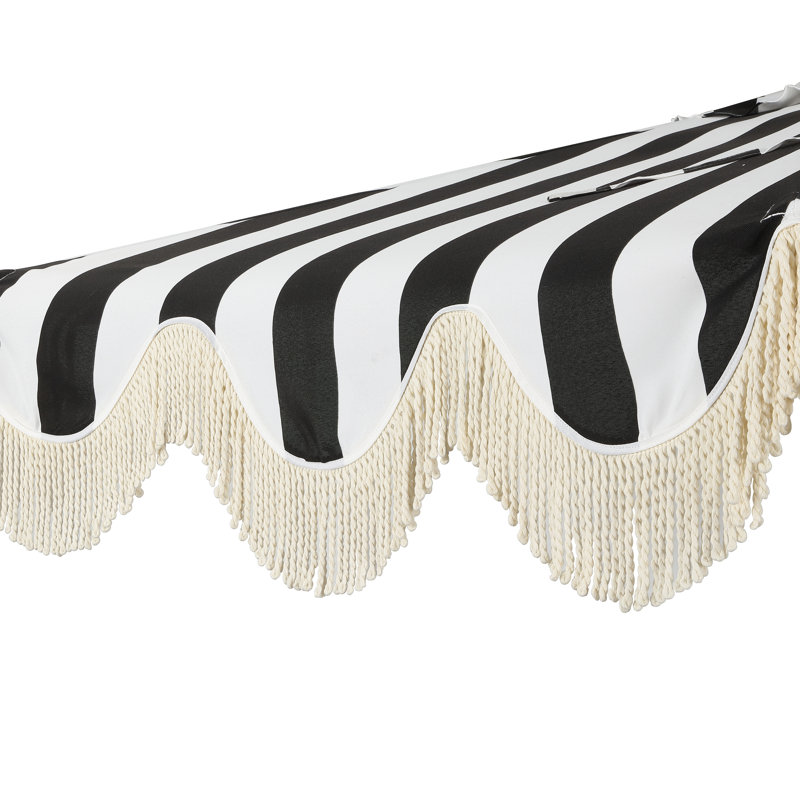 Demi-parasol de style côtier peu encombrant avec frange festonnée, manivelle et inclinaison 9 pi Beverly, auvent rayé noir / blanc, mât brun foncé
