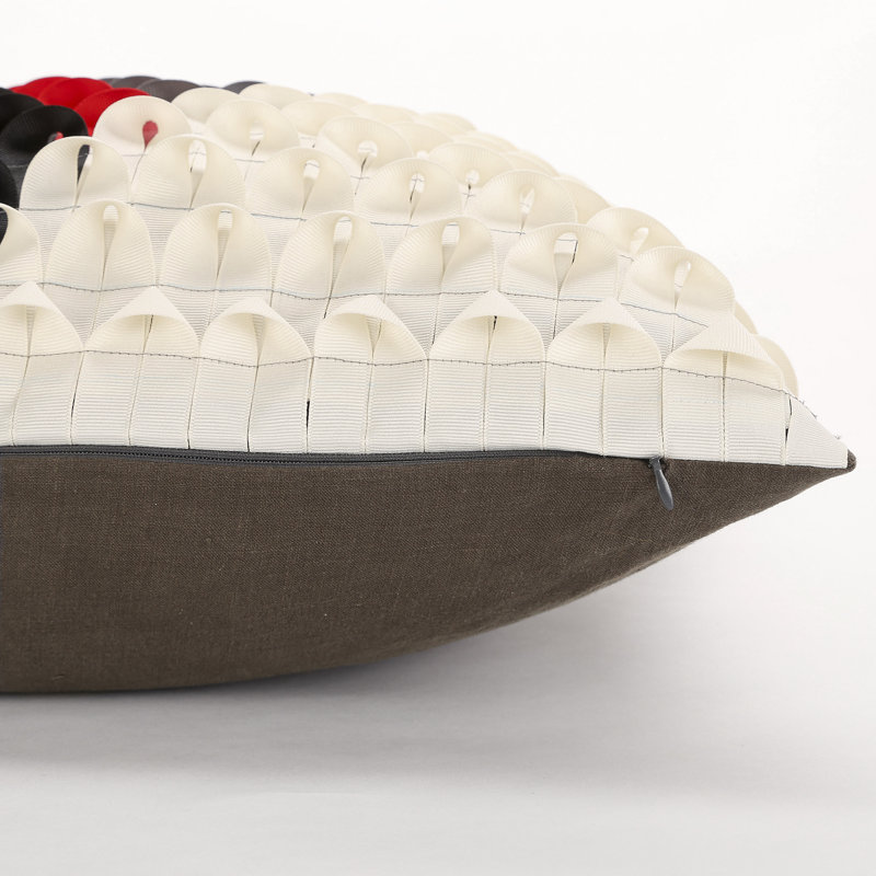 Coussin Ribbon Piecing Throw Pillow, gris / noir / blanc / rouge