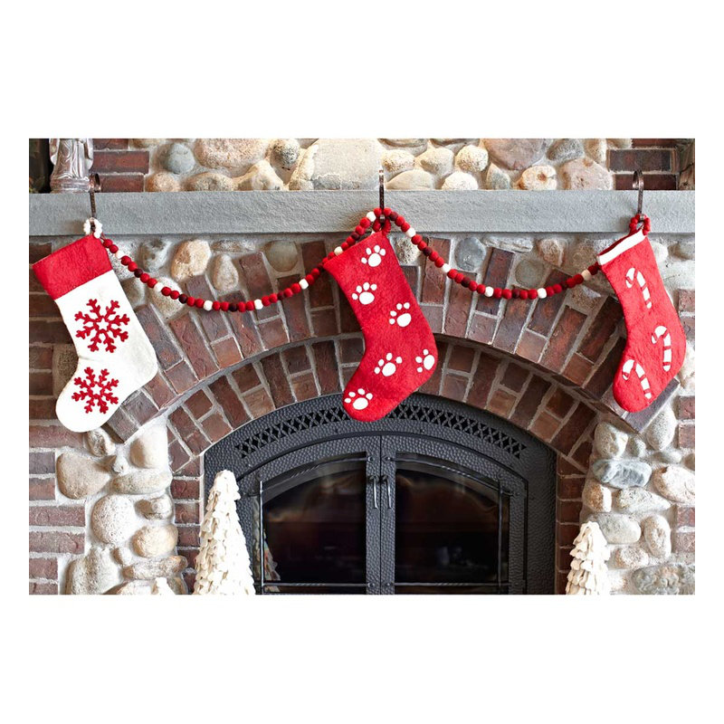 Chaussette de Noël en laine feutrée à la main - empreintes de pattes sur fond rouge