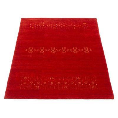 Les tapis Gabbeh sont fabriqués à la main avec des poils très hauts et des motifs très simples et stylisés.