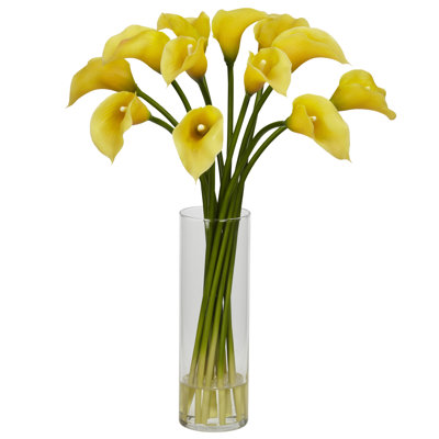 Arrangement floral lilies mini calla dans un vase en verre