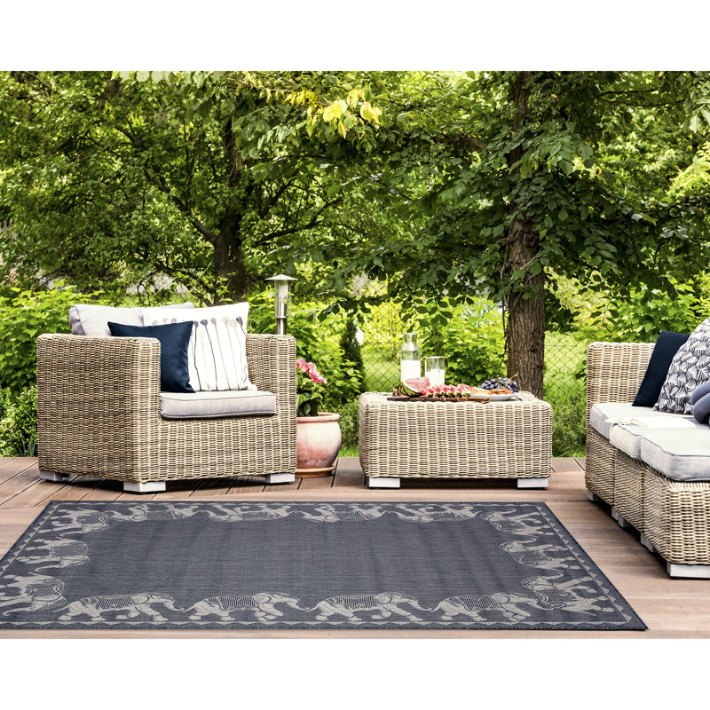 Tapis intérieur / extérieur Humberto Marching Elephants, Rectangle 3 pi 3 po x 4 pi 11 po, Marine