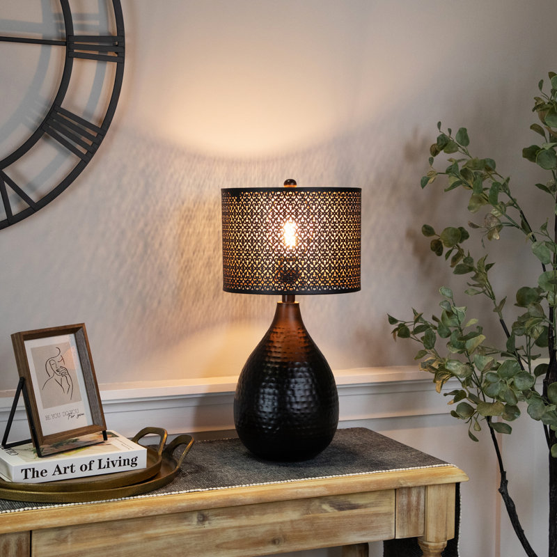 Lampe de table en fer texturé avec abat-jour découpé au laser - 20 po - Noir