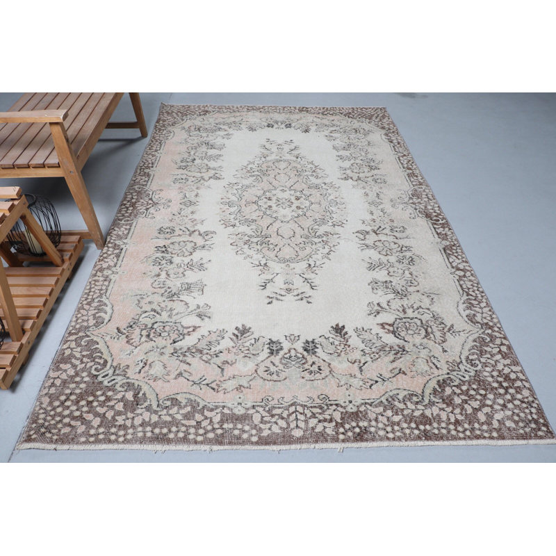 Tapis turc Oushak fait à la main avec motif floral traditionnel dans des tons de beige