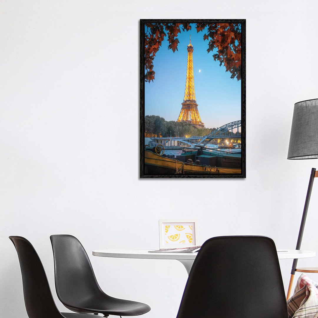 Eiffelturm Rot Natur In Paris von Philippe Manguin - Galerie-umwickelte Leinwand Giclée auf Leinwand