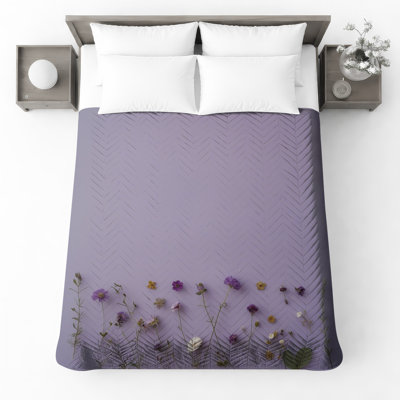 Couvre-lit floral mauve sur fond lavande