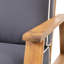 Fauteuil club contemporain en bois avec coussins de meubles recouverts d'eau et inclinés