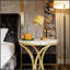 Table d'appoint de canapé polyvalente, table de bout ronde chic avec faux marbre et pieds dorés en forme de «C», parfaite pour les petits espaces