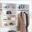 Système de placard mural en bois blanc Devi avec unités modulaires pour des solutions de rangement personnalisables