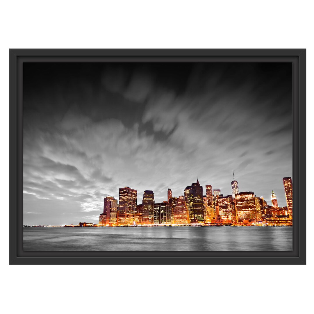 Gerahmtes Wandbild Skyline von New York bei Nacht