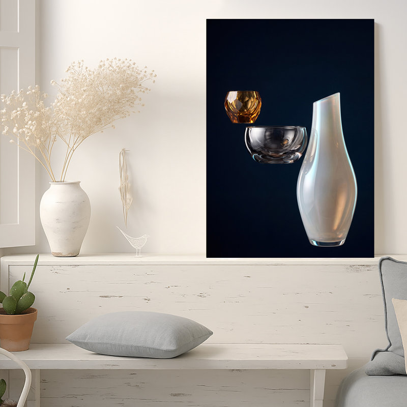 Vase blanc, bol transparent et tasse en verre à facettes ambrées sur toile bleu foncé, H 18 po x l 12 po