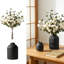 Arrangement de fleurs artificielles dans un vase: centre de table à 12 tiges de faux chrysanthème et d'eucalyptus avec vase en métal noir mat pour la décoration de la table
