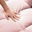 Velours 3 en 1 convertible rose avec lit escamotable et coussins de soutien pour un salon confortable