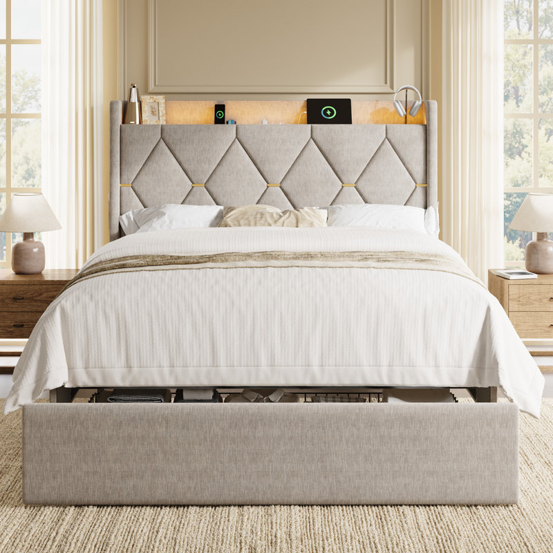 Lit plateforme capitonné avec grands tiroirs de rangement au pied du lit, tablette ouverte en tête de lit, éclairage DEL, chargement USB-C, sans sommier, disponible en chenille ou en velours hollandais, taille standard.