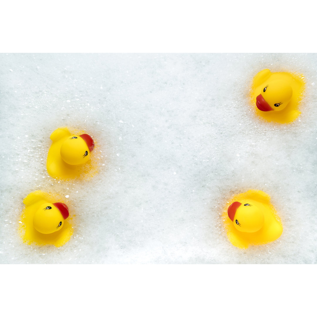 Gummi-Enten in der Badewanne von SolidMaks - Leinwand-Kunstdrucke