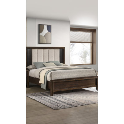Grand lit, tête de lit tapissier, charme rustique, finition en bois riche, esthétique contemporaine, style brun