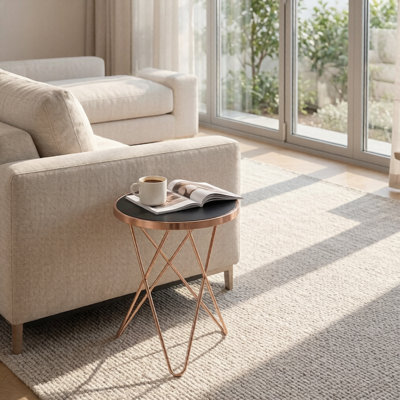 Table d'appoint minimaliste moderne avec plateau en verre noir et piètement en métal de forme originale