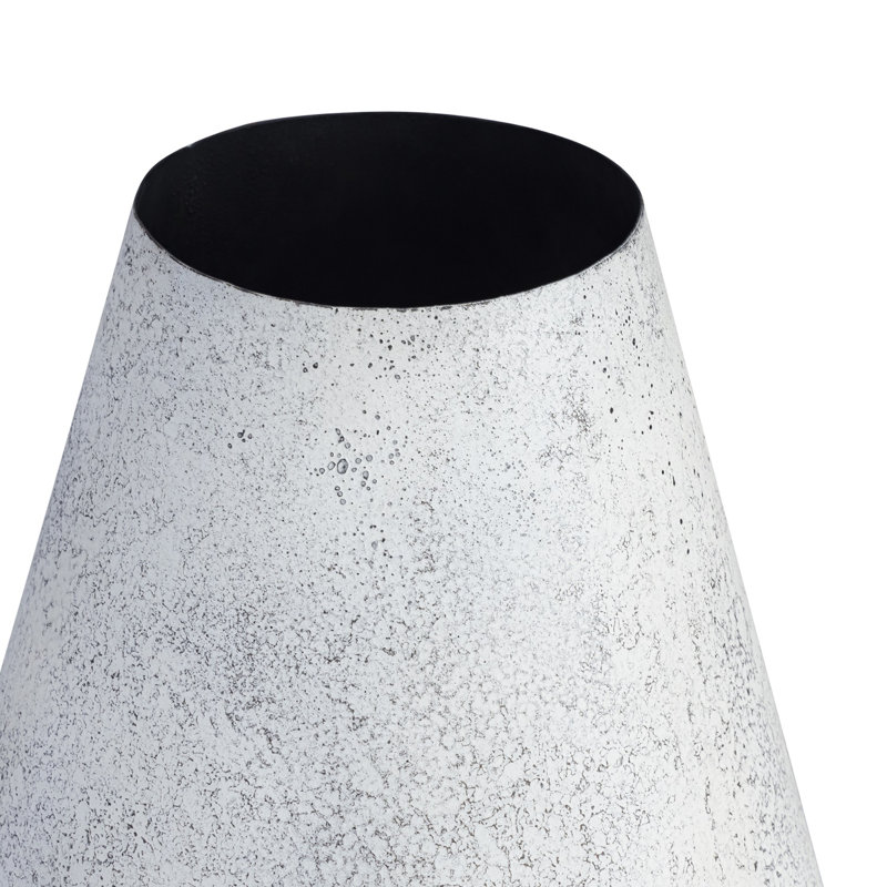 Vase en fer gris antique, Hauteur totale - 14,25 po 