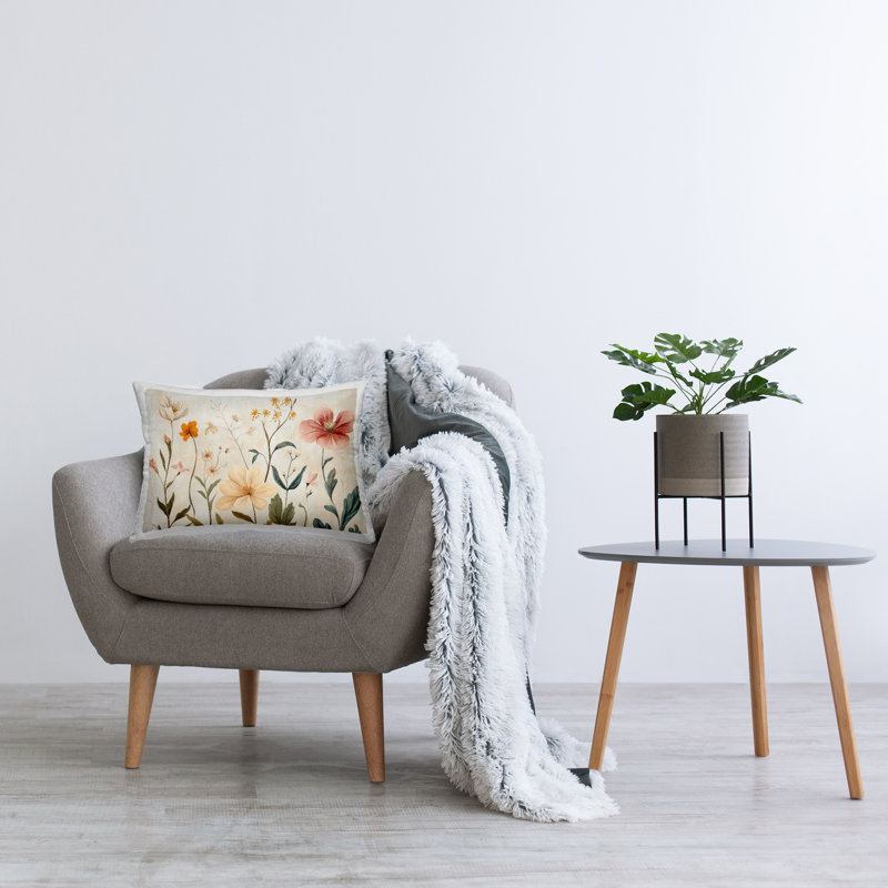 Design de Coussin décoratif imprimé "Faint Florals Foliage" par Petal Prints Design
