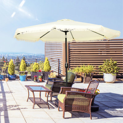 Parasol de patio extérieur 9 pi - blanc crème, facile à monter, pour le jardin, la terrasse, la piscine avec inclinaison et manivelle, ornement à volants blanc, 8 nervures, terrasse de jardin à pampilles