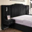 Structure de lit tapissier grand format avec tissu en velours, conception à rayures verticales avec boutons autour du lit plateforme avec tête de lit, structure solide et table de chevet - aucun sommier nécessaire - noir-976078000-976078001